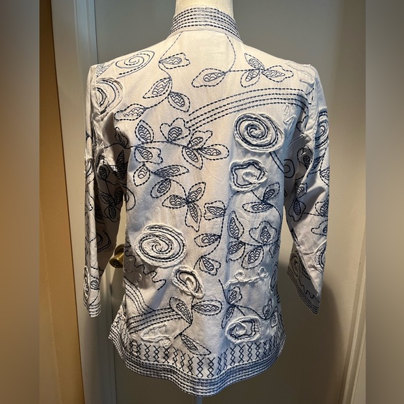 Distinctive Lightweight Jacket - Picture 3 of 7